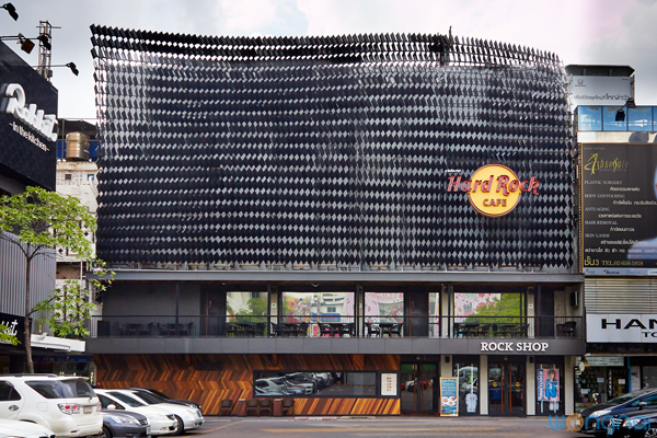 แฮงเอ้าท์สุดชิล สไตล์ร็อกเกอร์ ครบทั้งดนตรีและรสชาติที่ Hard Rock Cafe กรุงเทพฯ