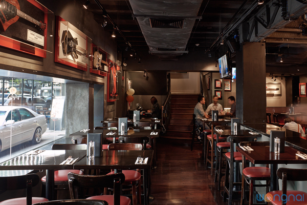 แฮงเอ้าท์สุดชิล สไตล์ร็อกเกอร์ ครบทั้งดนตรีและรสชาติที่ Hard Rock Cafe กรุงเทพฯ